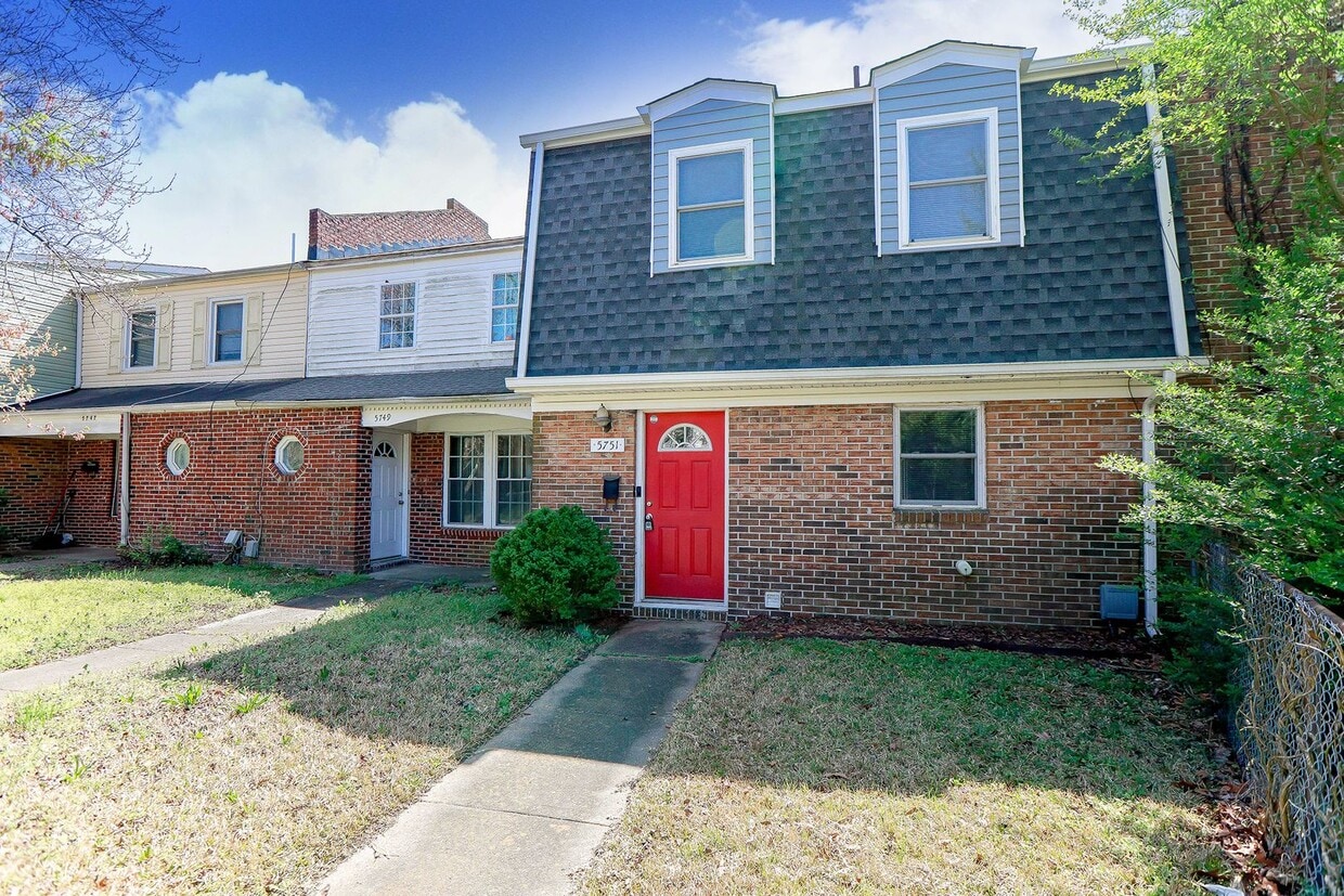 Primary Photo - "Beautifully Updated Townhome – Ready for ...