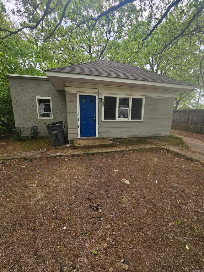 Building Photo - 213 Pinewood St