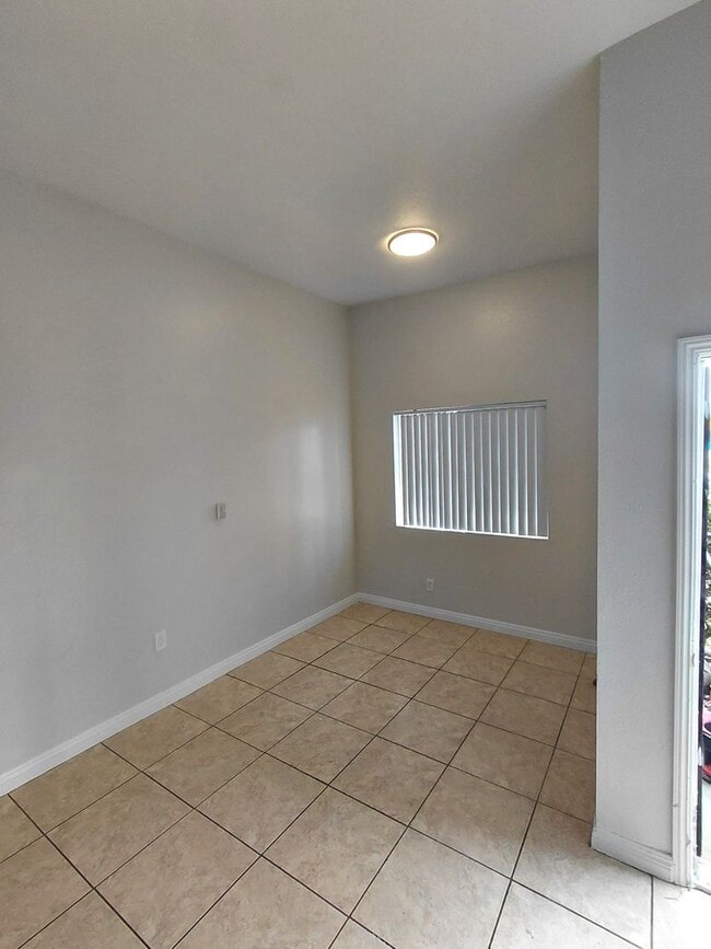 Foto del edificio - 851 W 93rd St