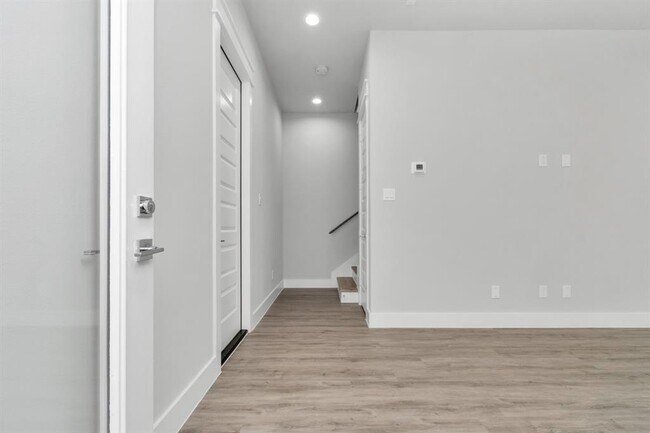 Building Photo - 5810 Burt St