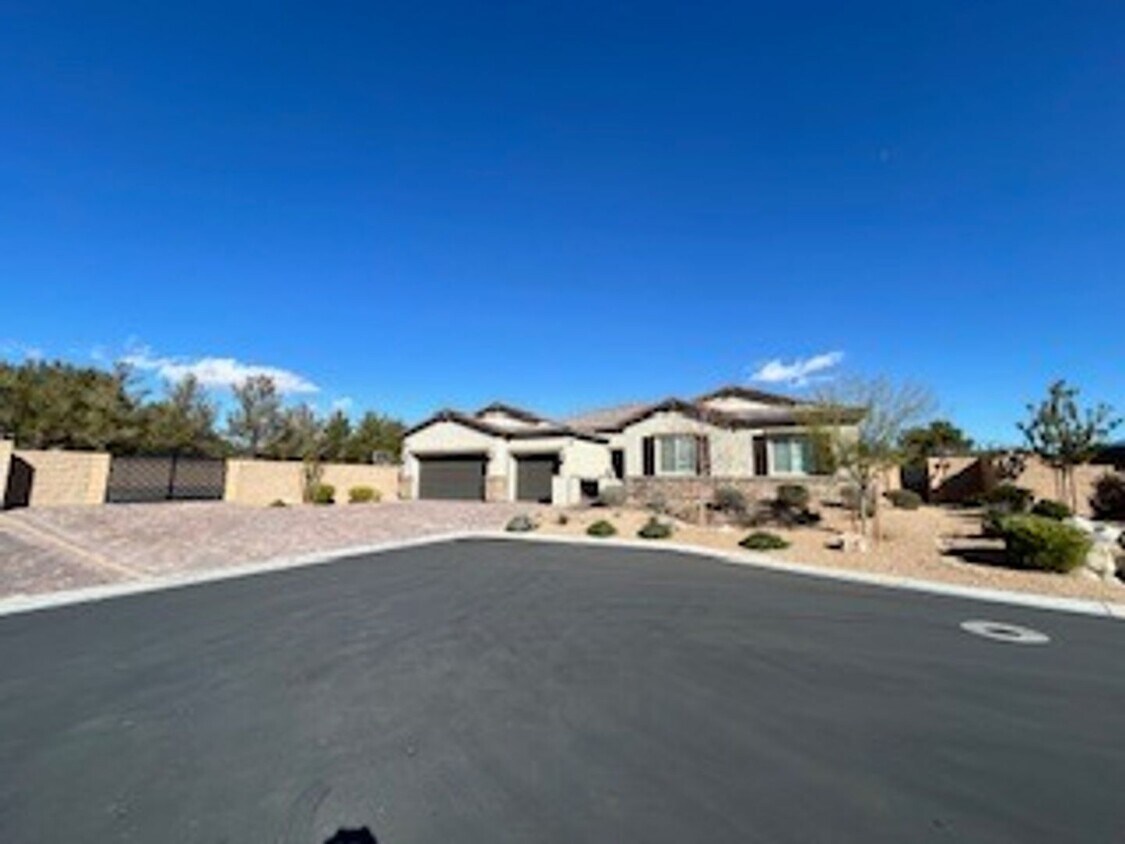 Primary Photo - Stunning one-story home located in a quiet...