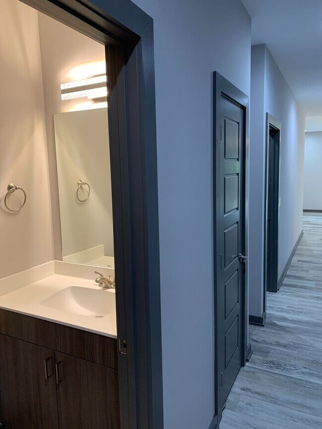 Building Photo - 3 Bedroom, 2.5 Bath Modern Townhome in Nor...