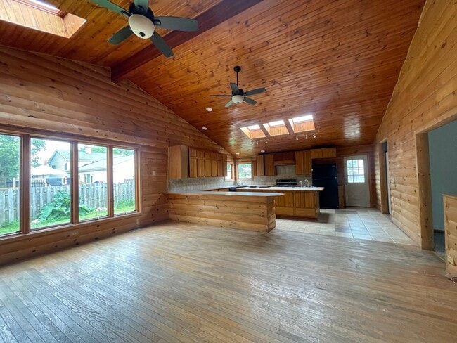 Building Photo - 77 Barrow Dr