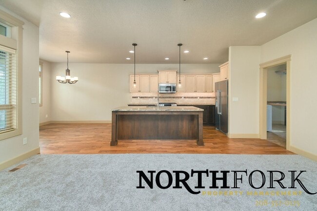 Building Photo - Desirable Star Home Coupled with Convenience