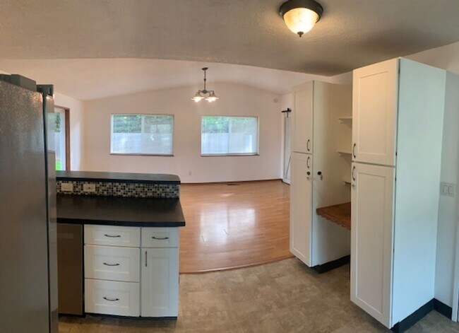 Foto del edificio - $2,500 Three Bedrooms, Two Baths Home with Private Back Yard, Ready To Lease!