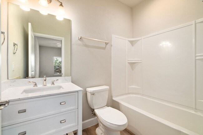 Building Photo - Ideal Gainesville Rental for UF & Santa Fe Students – The Reef Townhomes Available Fall 2026!