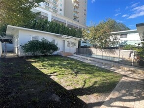 Building Photo - 1020 SW 36th Ct