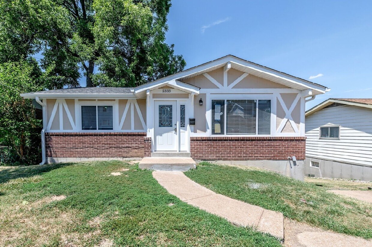 Primary Photo - Beautiful Affton Rental