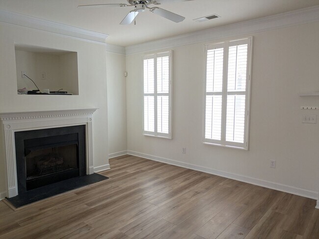 Building Photo - Townhome in Morrison Plantation!