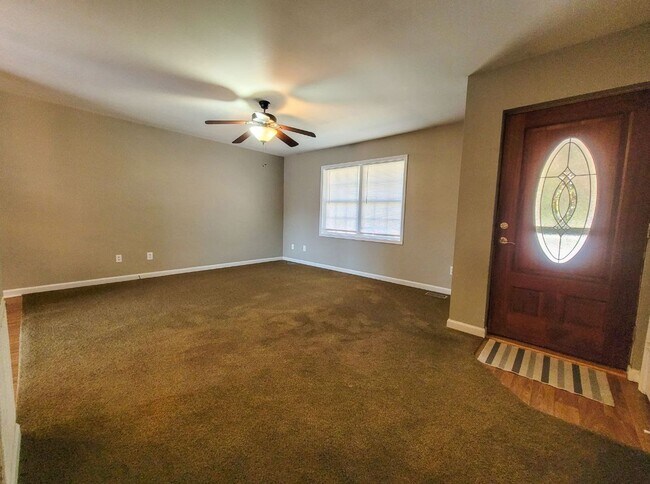 Foto del edificio - Spacious 3BD, 2.5BA Duplex in Clayton with Large Fenced Backyard
