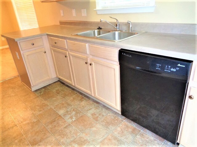 Foto del edificio - 7072 Parkbrook Ln