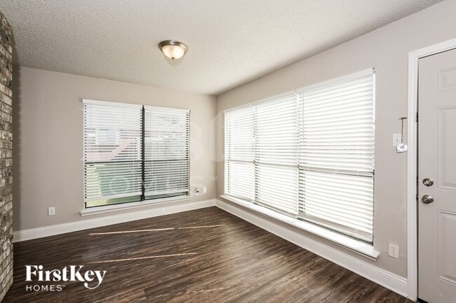 Building Photo - 911 Blewitt Dr