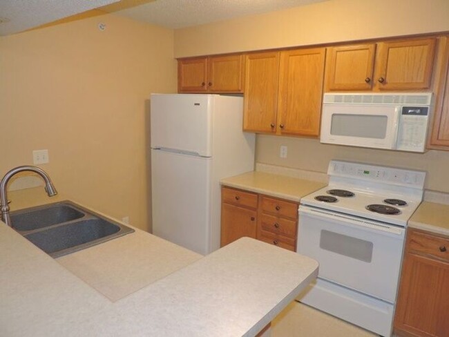 Building Photo - $1,450 | 2 Bedroom, 2 Bathroom Condo | Pet...