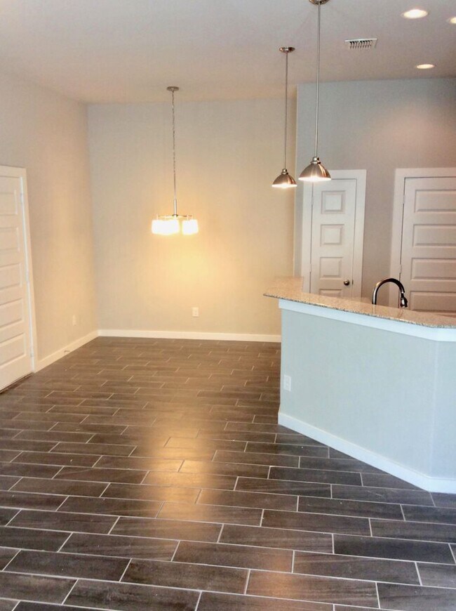 Building Photo - LUXURY TOWNHOME LOCATED IN PECAN PARK, BAS...