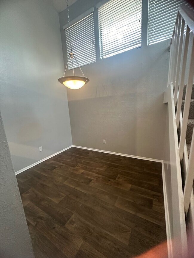 Building Photo - 2bed 2.5 bath Townhome