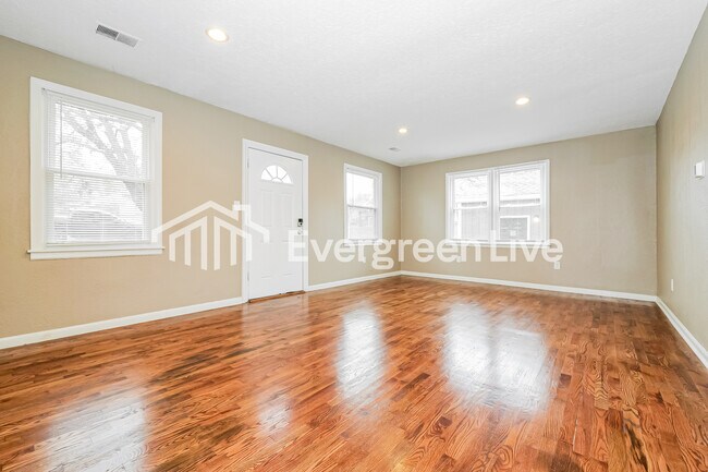 Foto del edificio - 5247 Laurel Ave