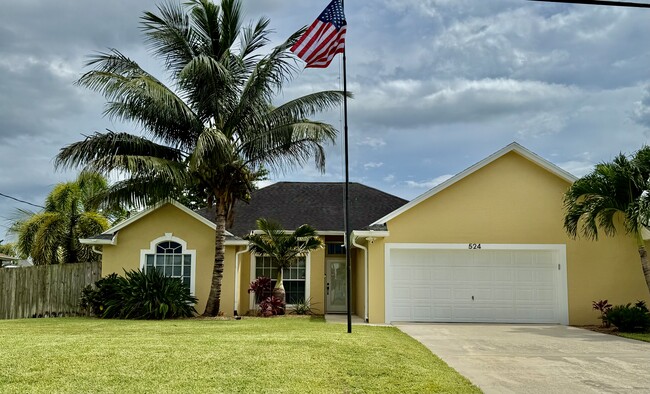 Building Photo - 524 SW Crawfish Dr