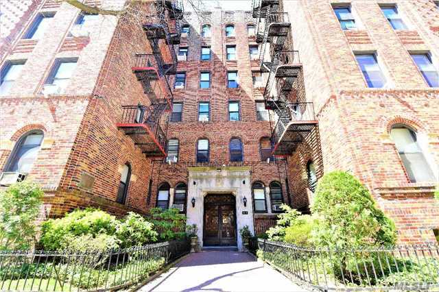 Foto principal - 110-21 73rd Rd