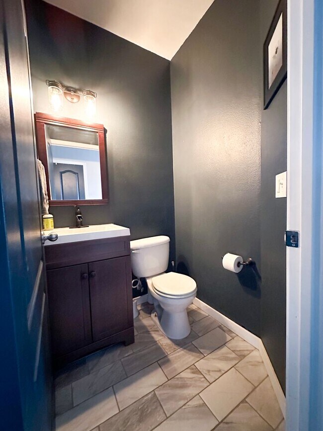 Foto del edificio - Spacious 4-Bedroom Home with Office Space ...