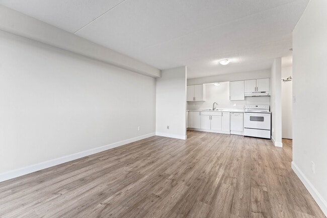 Photo du bâtiment - Plaza East Apartments