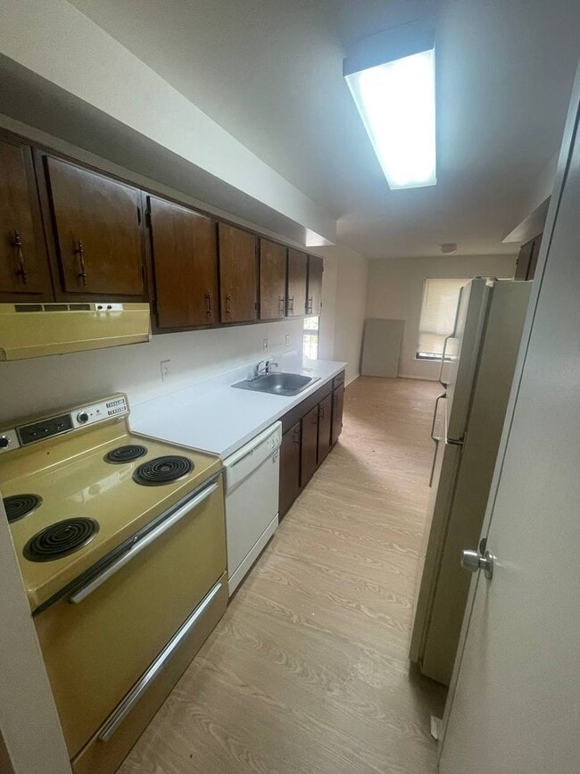 Foto del edificio - PRICE REDUCTION AS OF 01/2026! Conveniently Located Gaithersburg 3 Bed/2 Bath Condo, Minutes away...