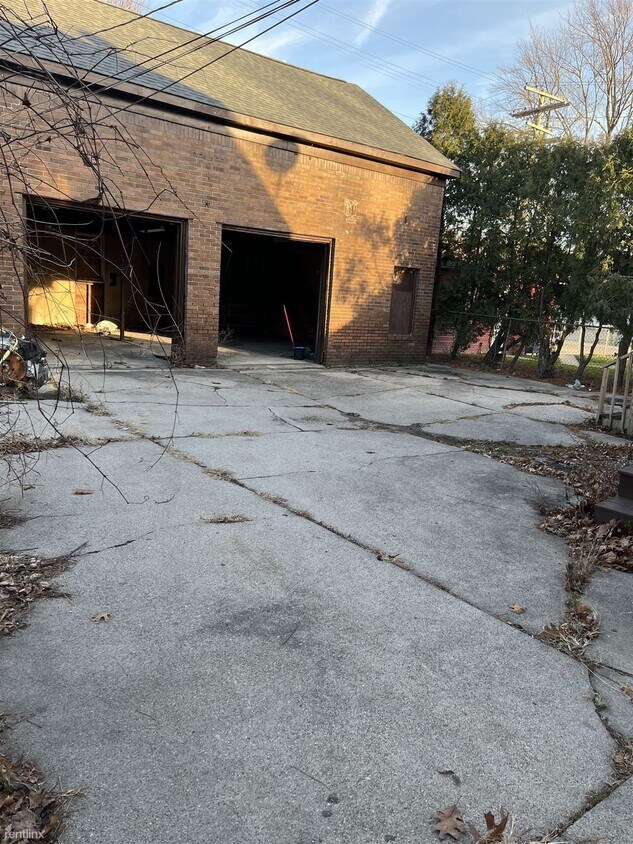 Foto principal - 2 br, 1 bath Duplex - 12533 E Outer Dr # 1