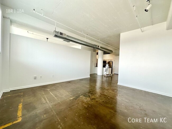 Building Photo - 1 Bedroom Loft Right by the River Market!