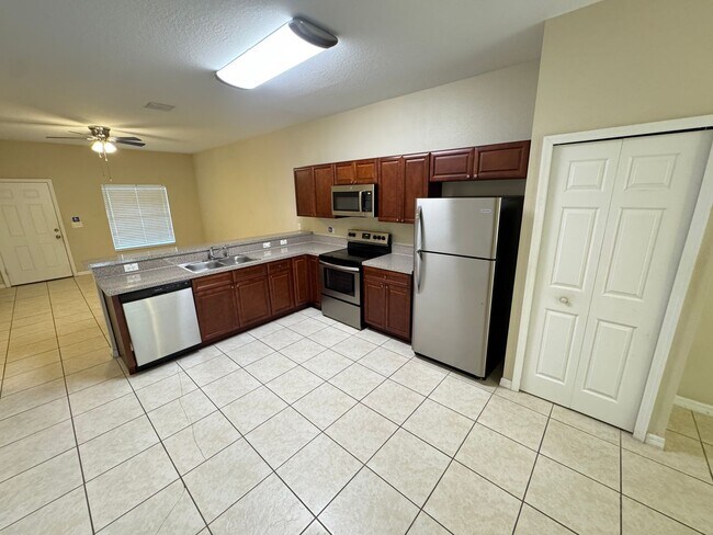 Building Photo - Gorgeous 3/2 Home