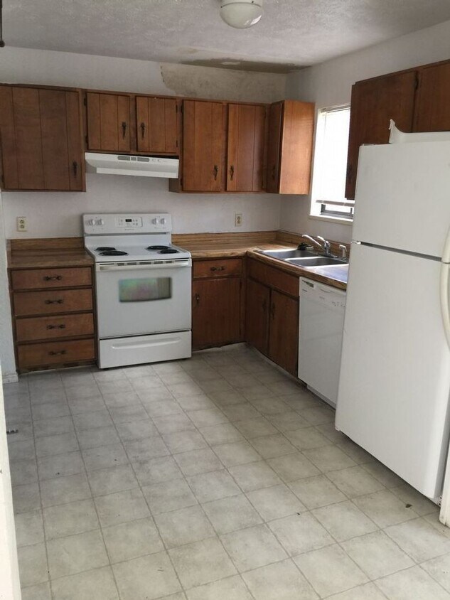 Building Photo - 2 bed 1 bath Townhouse