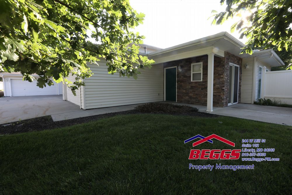 388 N Clayview Dr, Liberty, MO 64068 Room for Rent in Liberty, MO