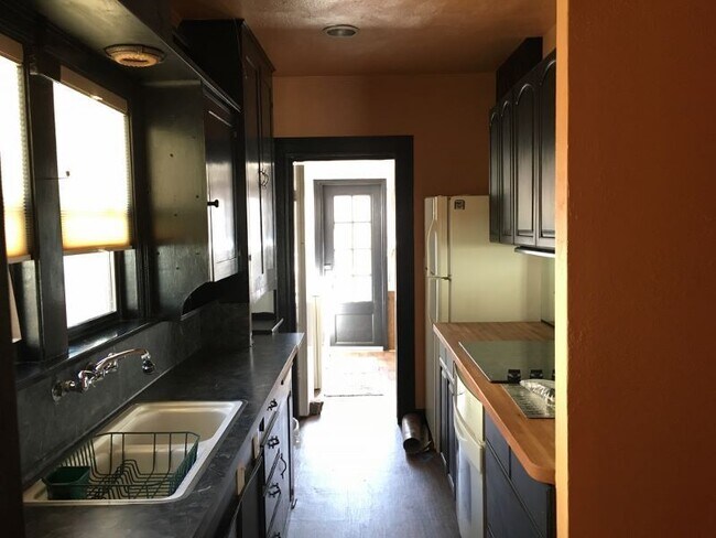 Building Photo - Cute Tucked Away Home