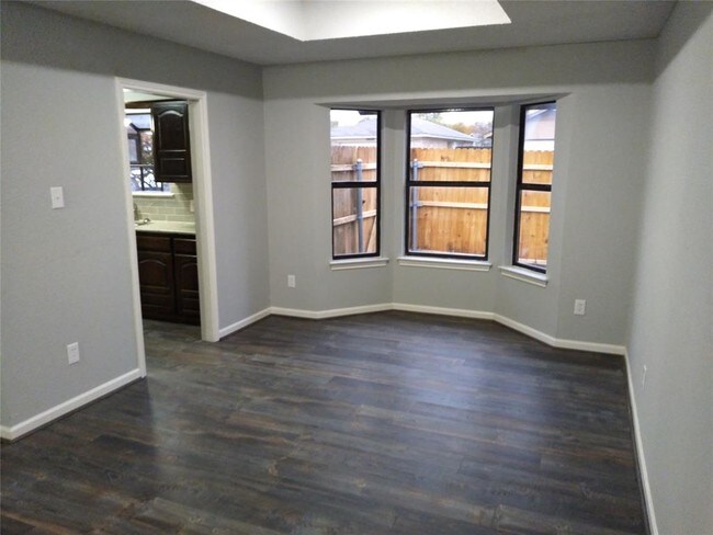 Building Photo - 301 Birchwood Ln