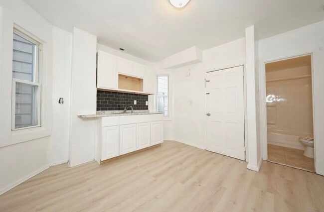 Foto del edificio - 222 Howard Ave