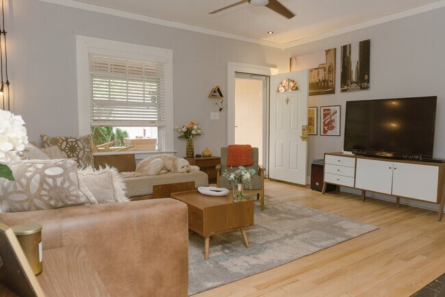 Foto del edificio - 1707 W 43rd St