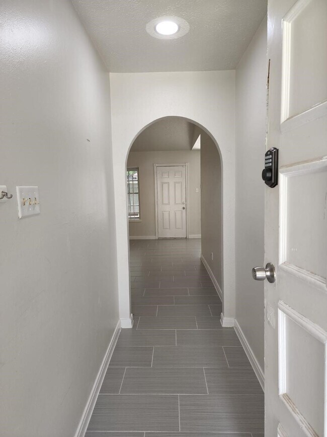 Building Photo - 4865 Beechaven St