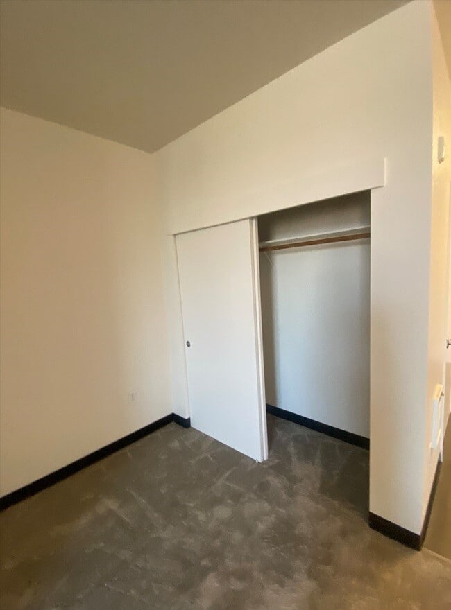 Foto del edificio - Miley Gardens at Eastmont- 55+ Senior Affordable Community