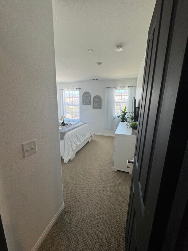 Fully furnished Bedroom for rent - 2727 Goldenrain St