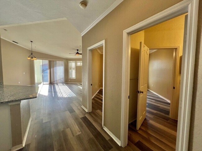 Foto del edificio - MOVE IN NOW! FANTASTIC-RECENTLY UPDATED 3R...