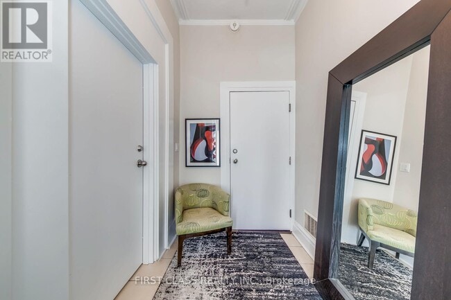 Building Photo - 392 Parliament St