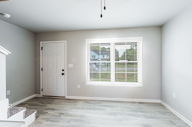 Foto del edificio - 229 Whispering Hills Blvd