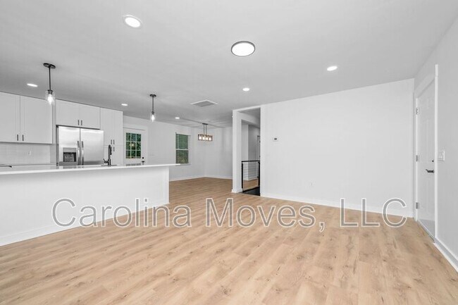 Building Photo - 10 Valley View Dr