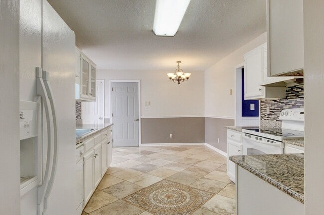 Foto del edificio - Two Story Home With Fireplace and Basement In Marymont