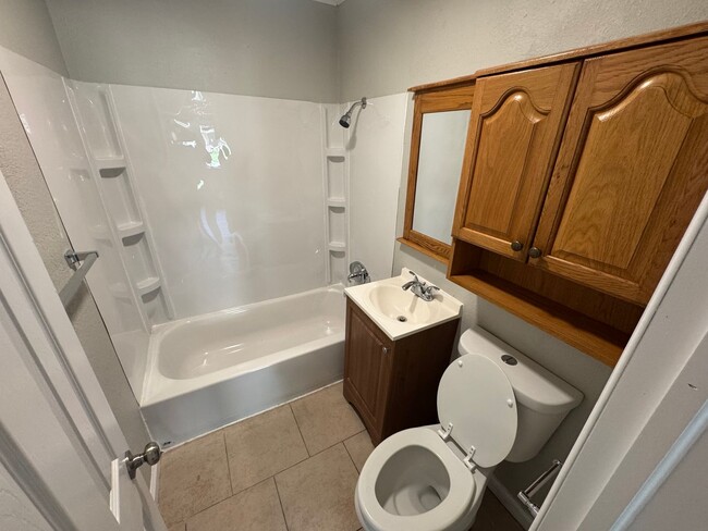 Building Photo - $895 - 3 bed 1 bath - Single Family Home