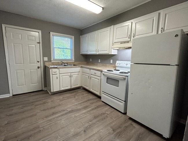 Building Photo - 620 N College Dr