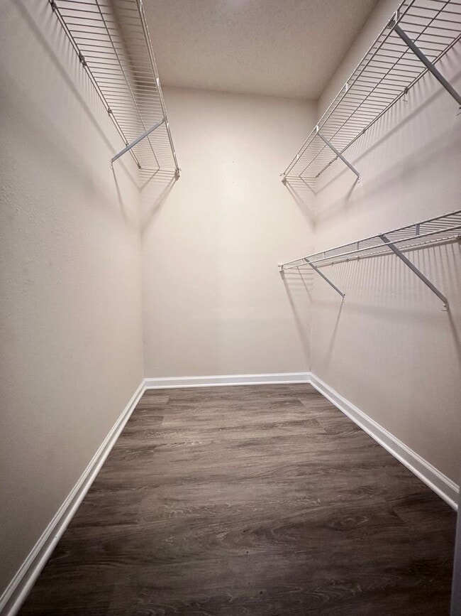 Building Photo - Newly Renovated 1B/1B Condo near Beach in ...