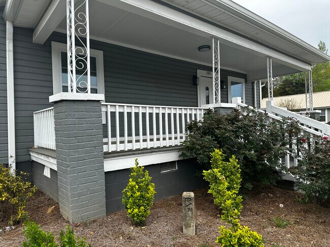 Foto del edificio - 2104 N Broad St NE