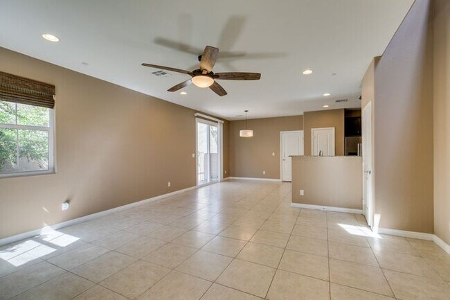 Foto del edificio - Better Than New with Stunning Designer Upgrades Throughout!