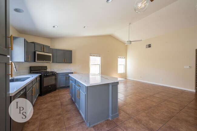 Building Photo - Fresno South East Home, 3BR/2BA, Built 200...