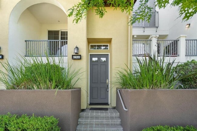 Building Photo - Gorgeous 2 Bed 2 Bath Dublin Townhome with Amenities! Centrally Located!