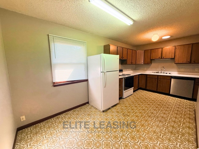 Building Photo - 5705 SW 28th Terrace